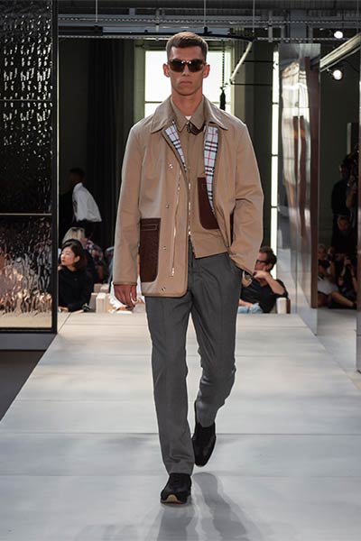 تصاميم راقية بلمسة جريئة ... اليك مجموعة Ricardo Tisci الأولى لدار Burberry